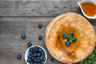 taze yaban mersini, nane ve akçaağaç şurubu Kahvaltıda krep