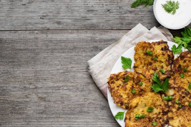 Ekşi krema ve soğan rustik ahşap masa üzerinde Patates Pancakes