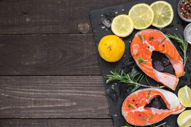 Somon steak, omega 3 yağı, biberiye ile zengin bir limon siyah arduvaz gemide baharat