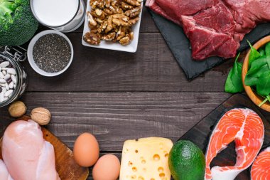 Yüksek protein yiyecek - balık, et, tavuk, ceviz, yumurta, süt ve sebze. sağlıklı beslenme ve diyet kavramı