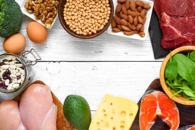 yüksek protein yiyecek - balık, et, kümes hayvanları, fındık, yumurta ve beyaz arka plan üzerinde sebze. sağlıklı beslenme ve diyet kavramı