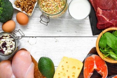 çerçeve yüksek protein yiyecek - balık, et, tavuk, ceviz, yumurta, süt ve sebze yaptı. sağlıklı beslenme ve diyet kavramı