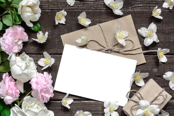 Tarjeta de felicitación blanca en blanco con rosas rosadas y blancas en marco de flores de jazmín con caja de regalo — Foto de Stock