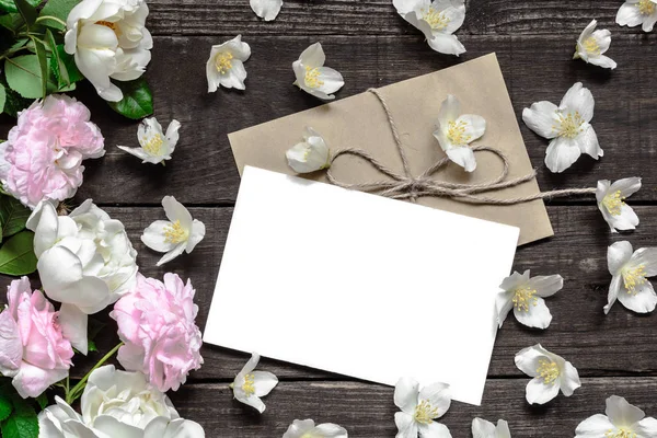 Puste białą kartkę z życzeniami z różowe i białe róże w ramy wykonane z kwiatów jaśminu — Zdjęcie stockowe