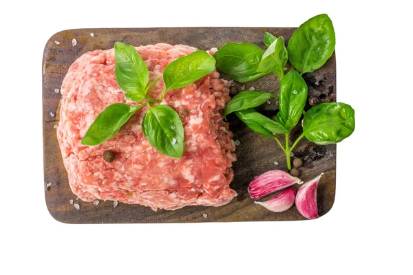 Rauw gehakt vlees op houten snijplank geïsoleerd op witte achtergrond — Stockfoto