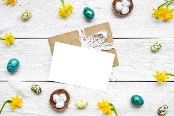 Пасхальная открытка в рамке из перепелиных яиц, весенних цветов и перьев. Пасхальная композиция — стоковое фото