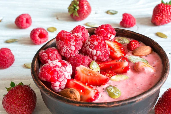 Smoothie berry bowl con fresa, frambuesa, nueces y semillas para un desayuno saludable — Foto de Stock