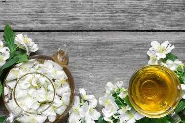 ahşap arka plan üzerinde peapot ve Yasemin çiçekleri ile Yasemin çayı