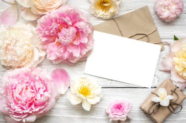 Şakayık ve gül çiçek ve hediye kutusu ile zarf boş beyaz tebrik kartı çerçevesinde yapılan