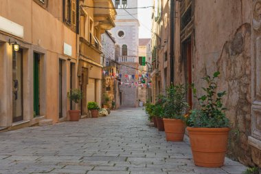 Ortaçağ Arnavut kaldırımlı eski rahat Split, Hırvatistan'da sokak