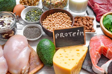 Yüksek proteinli yiyecekler. Balık, et, kümes hayvanı, fındık, yumurta ve sebze. sağlıklı beslenme ve diyet kavramı
