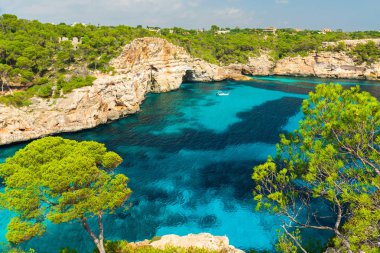 İspanya, Baleares Adası, Mallorca 'daki Cala des Moro' nun güzel manzarası