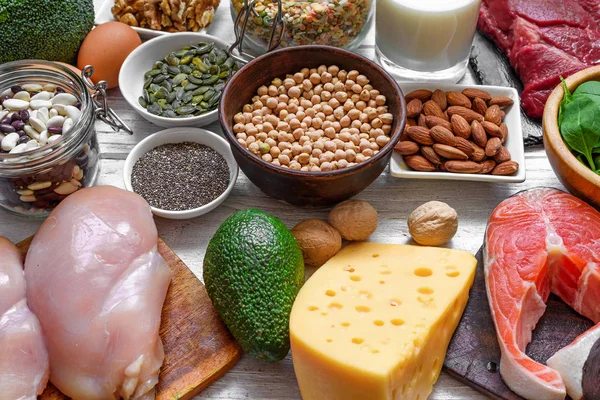 Seleção de fontes de proteína alimentar. Carne, peixe, legumes, laticínios, nozes e sementes para uma dieta de equilíbrio saudável — Fotografia de Stock