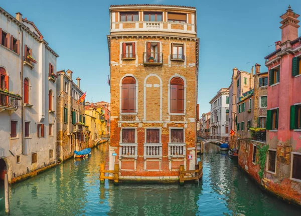 Vista del canal callejero en Venecia, Italia. Coloridas fachadas de antiguas casas de Venecia de pie en el agua. Venecia, Italia — Foto de Stock