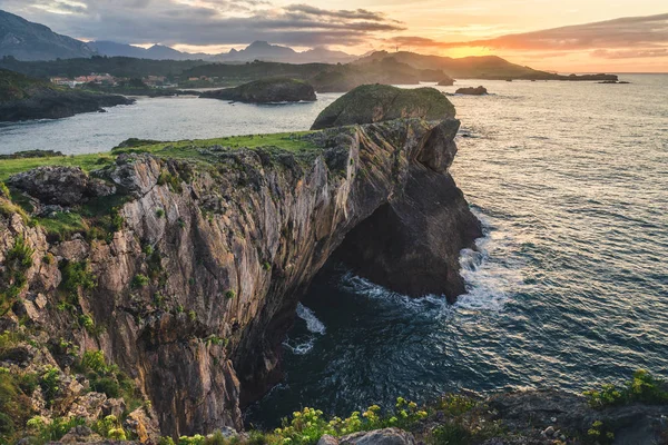 아름다운 바 다 풍경 과 스페인, 유럽의 아스 투리 아스에 있는 바위들. 대서양 해안선 — 스톡 사진