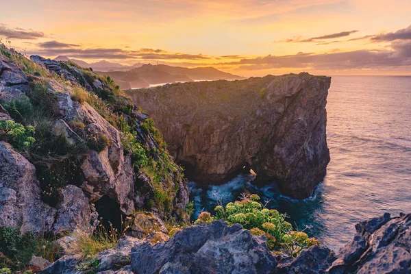 Hermosa puesta de sol sobre el mar en Asturias, España, Europa. Costa del Océano Atlántico —  Fotos de Stock