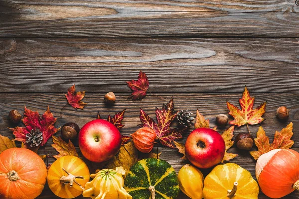 Szczęśliwego Święta Dziękczynienia. Jesienny skład z dyniami, opadłymi liśćmi, suchymi kwiatami, jagodami i orzechami — Zdjęcie stockowe