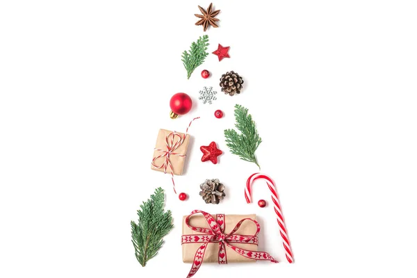 Fenyőágakból, téli dekorációkból, cukorkákból és ajándékdobozokból készült karácsonyfa, fehér alapon elszigetelve — Stock Fotó