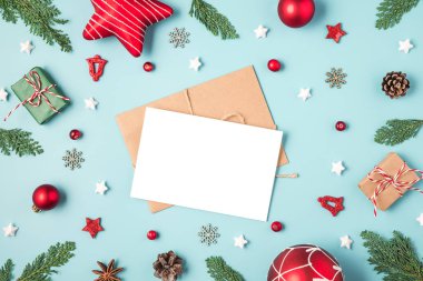 Noel ve Mutlu Yıllar tebrik kartı çerçevesi, köknar ağacı dalları, hediye kutuları, kırmızı tatil süslemeleri.