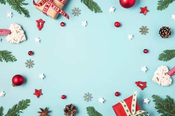 크리스마스나 새해 복 많이 받으세요. 전나무 가지, 선물 상자, 솔방울, 붉은 휴일 장식으로 만들어 진 틀 — 스톡 사진