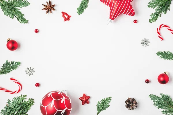 크리스마스나 새해 복 많이 받으세요. 전나무 가지, 솔방울, 붉은 휴일 장식으로 만들어 진 틀 — 스톡 사진