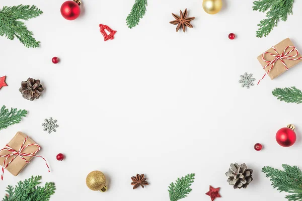 크리스마스나 새해 복 많이 받으세요. 전나무 가지, 축일 장식 및 선물 상자로 만든 틀 — 스톡 사진