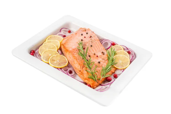 Филе лосося с розмарином, луком и лимоном в тарелке, изолированной на белом фоне. close up — стоковое фото