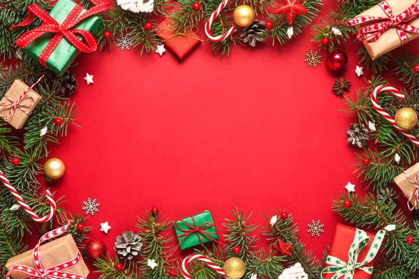 Natale o felice anno nuovo composizione. Cornice fatta di rami di abete, scatole regalo e decorazioni natalizie — Foto Stock