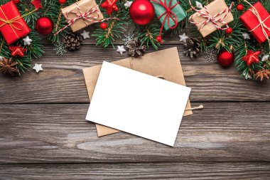 Noel ve Yeni Yıl tebrik kartı. Köknar ağacı dalları, hediye kutuları, kırmızı bayram süslemeleri.
