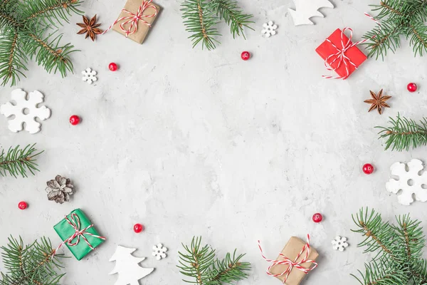 Jul eller Gott Nytt År bakgrund. Fir träd, semester dekorationer, bär och presentförpackningar på konkret bakgrund — Stockfoto