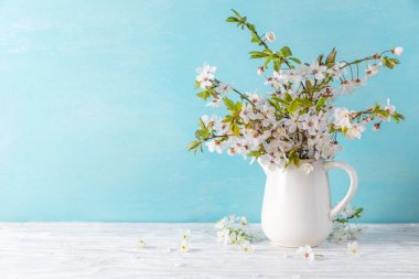 mavi ahşap arka planda, fotokopi alanı olan kiraz çiçekleri. natürmort. Kadınlar günü konsepti
