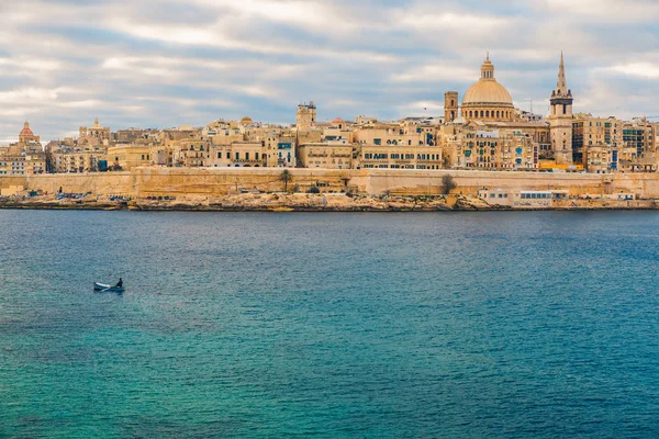 Valletta oude stad skyline met visser in een boot in de haven tijdens zonsopgang. Malta — Stockfoto