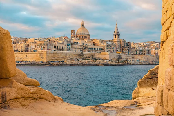 Valletta 'nın manzarası, Malta' nın eski kasabası Marsans limanının diğer tarafındaki Sliema şehrinden ufuk çizgisi — Stok fotoğraf