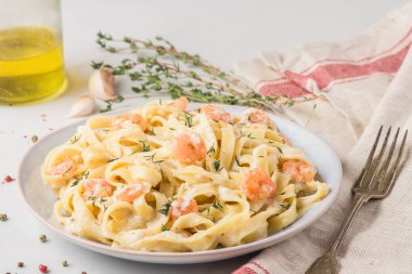 Karidesli makarna, kremalı sos, parmesan peyniri ve kekik. Akdeniz usulü deniz mahsullü fettucine.
