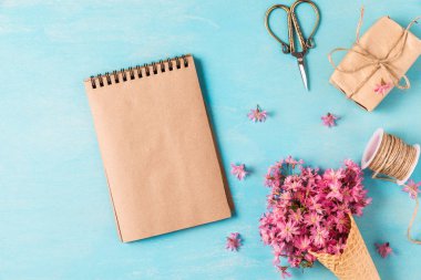 Bahar çiçekli dondurma külahlı boş tebrik kartı. Pembe kiraz ya da mavi arka planda sakura çiçekleri.