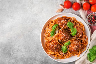 Makarna, domates sosu, parmesan peyniri ve çimento kaplı fesleğenli ev yapımı köfteler. Kopyalama alanı olan üst görünüm. İtalyan yemeği.