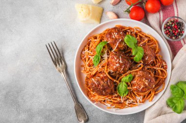 Köfteli spagetti makarna, domates sosu, parmesan peyniri ve çatallı fesleğen. İtalyan yemeği. Kopyalama alanı olan üst görünüm