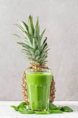 Çiğ vejetaryen sağlıklı içecek. Ispanak, ananas, avokado ve chia tohumlarından yapılmış bir bardakta yeşil smoothie detoks. Kopyalama alanı ile dikey yönelim