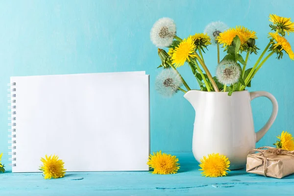 Μπουκέτο Λουλούδια Πικραλίδας Βάζο Λευκή Ευχετήρια Κάρτα Πρόσκληση Και Κουτί — Φωτογραφία Αρχείου