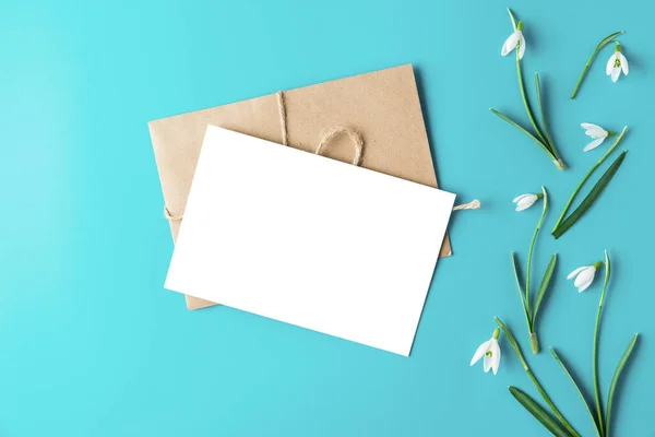 Tarjeta Felicitación Blanco Con Flores Indiscretas Sobre Fondo Azul Composición — Foto de Stock