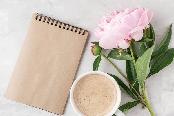 Λευκό Σημειωματάριο Χαρτί Φλιτζάνι Καφέ Και Ροζ Παιώνιος Λουλούδι Στο — Φωτογραφία Αρχείου