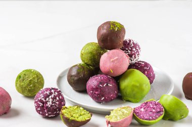 Lezzetli vejetaryen tatlıları. Çiğ kurabiyeler organik fındık, hurma, kibrit, acai ve çikolatalı böğürtlen. Sağlıklı atıştırmalıklar