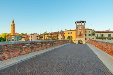 Verona, Veneto, İtalya 'da kimsesiz Ponte Pietra köprüsü. Karantina Coronavirus covid 19 konsepti. Kimsesiz İtalyan simgesi