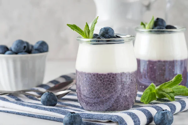 Blaubeerpudding Mit Veganem Kokosjoghurt Und Frischen Beeren Mit Minze Glas — Stockfoto