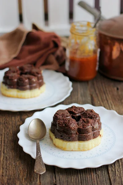 Шоколадный пирог с карамелью — стоковое фото