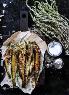 Teriyaki sosu ve yeşillik ile kızarmış balık