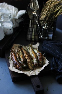 Teriyaki sosu ve yeşillik ile kızarmış balık