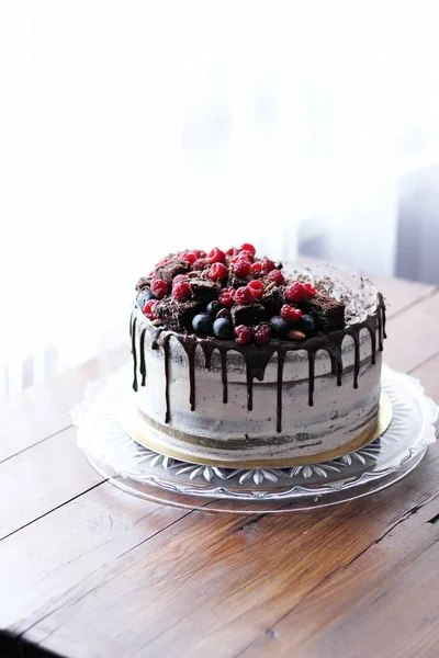 Çilekli çikolatalı pasta. — Stok fotoğraf