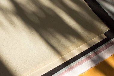 gölgeler ışıkta yalan kağıt kağıt yığınını