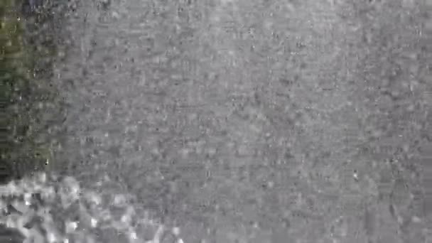 Napsütötte vízcseppek egy szökőkút — Stock videók